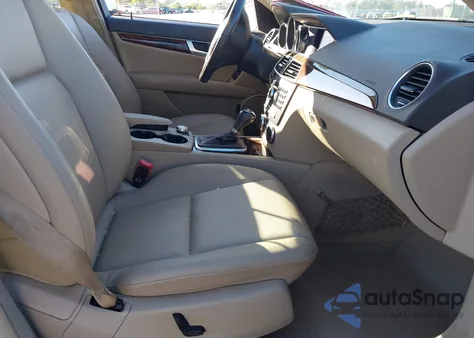 2014 Mercedes-Benz C 250 Luxury z USA, uszkodzony, nr VIN WDDGF4HB7ER309869